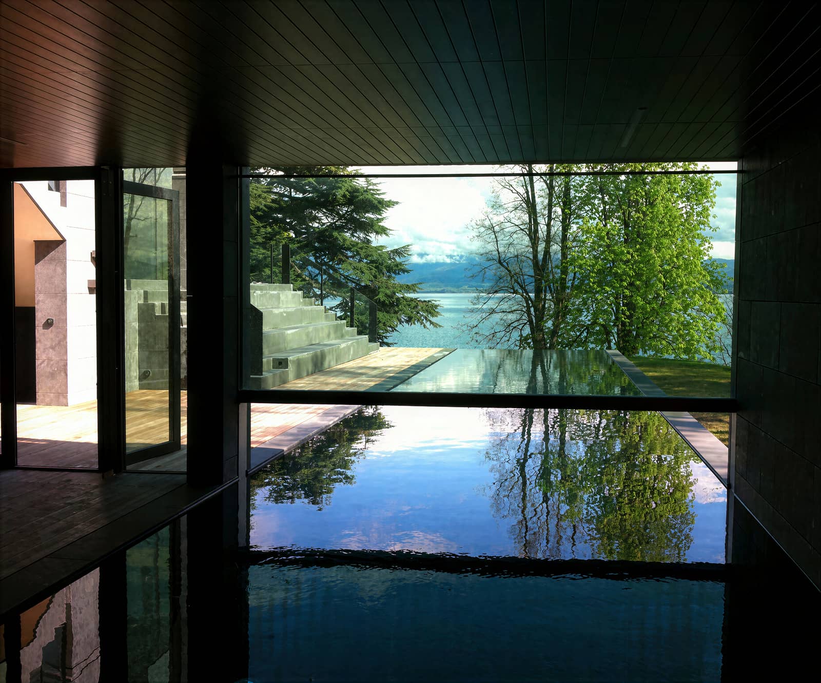 Piscine intérieure couverte à la lumière contrôlée