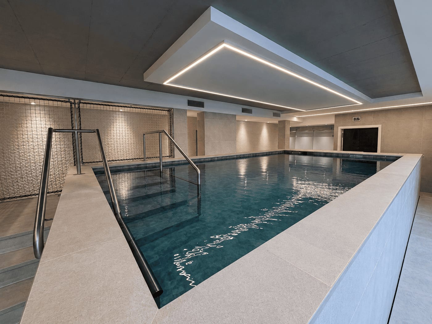 Piscine de balnéothérapie, grès cérame et mosaïque sombre