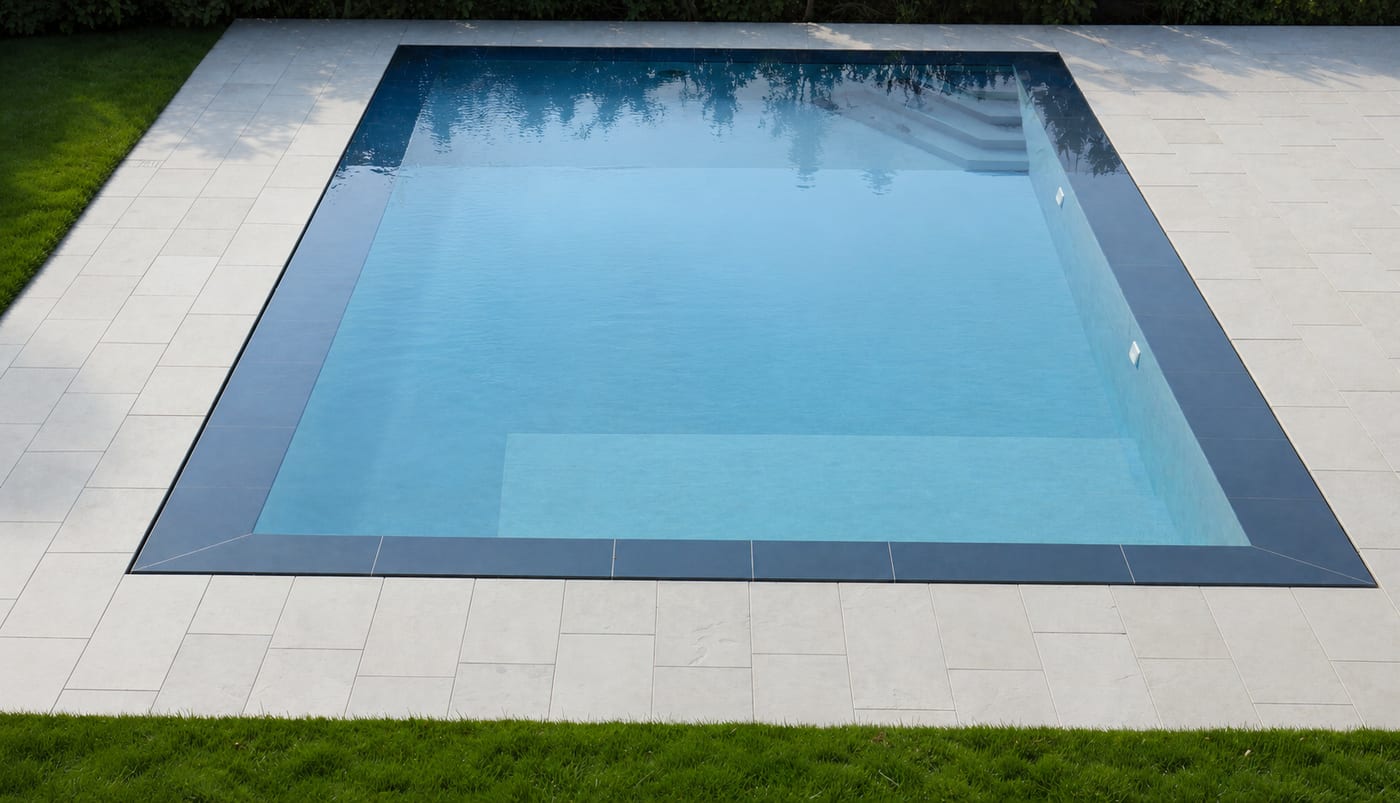 Piscine miroir, pierre claire et grès sombre