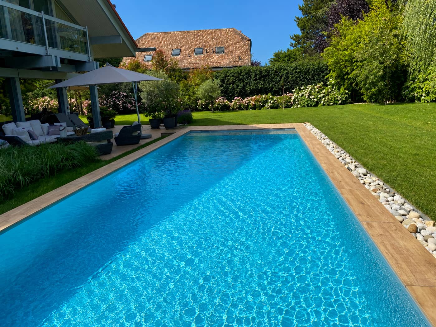 Piscine traditionnelle, bois de chêne et liner bleu