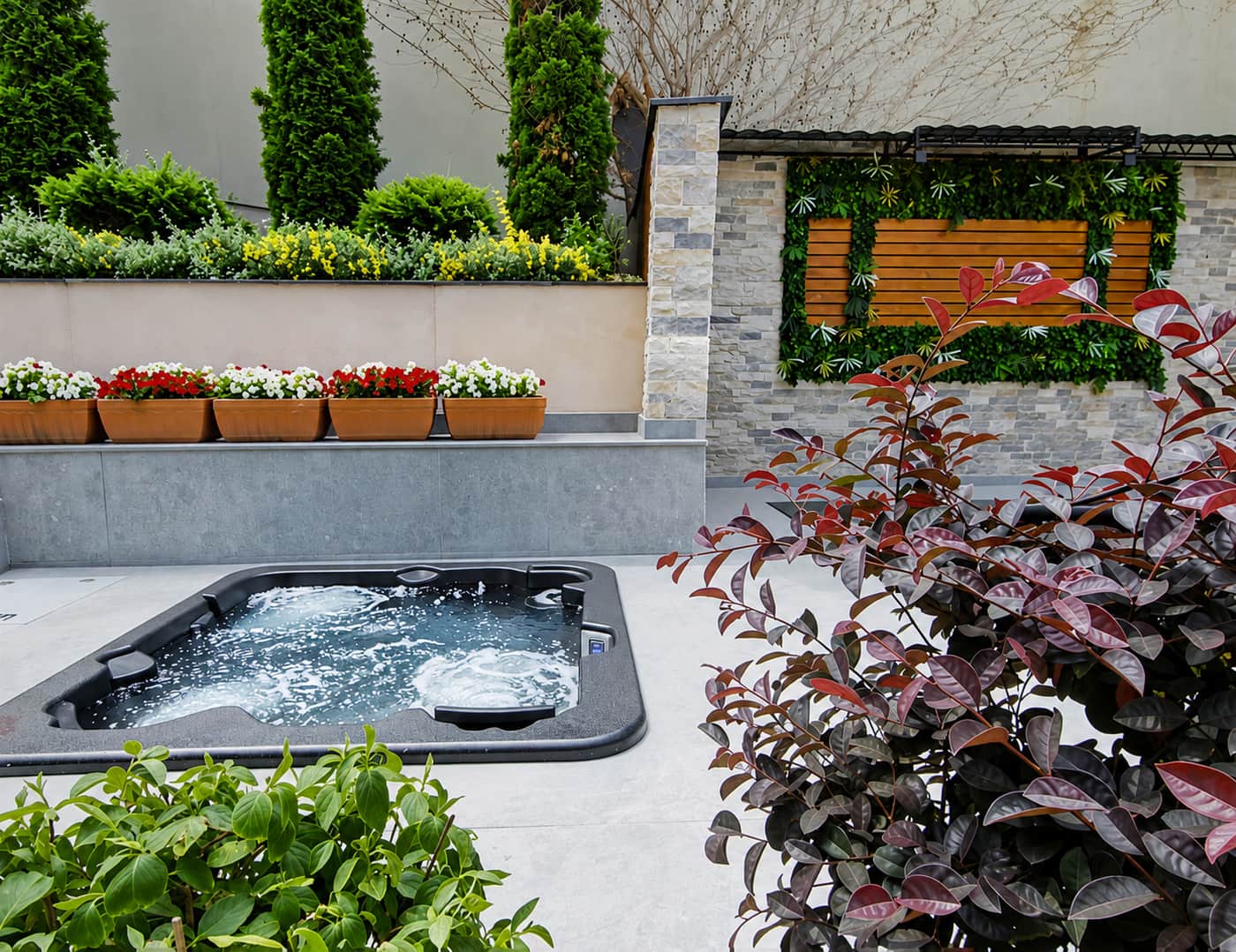 Spa, coque anthracite et pierre grise