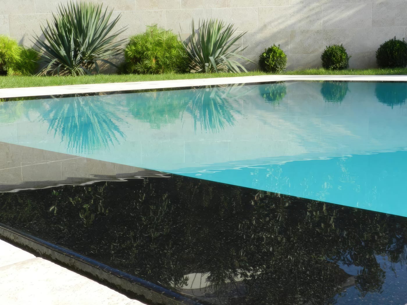 Piscine miroir, pierre grise et granit noir
