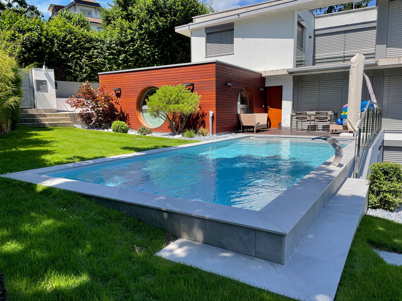 Piscine traditionnelle, membrane armée gris clair