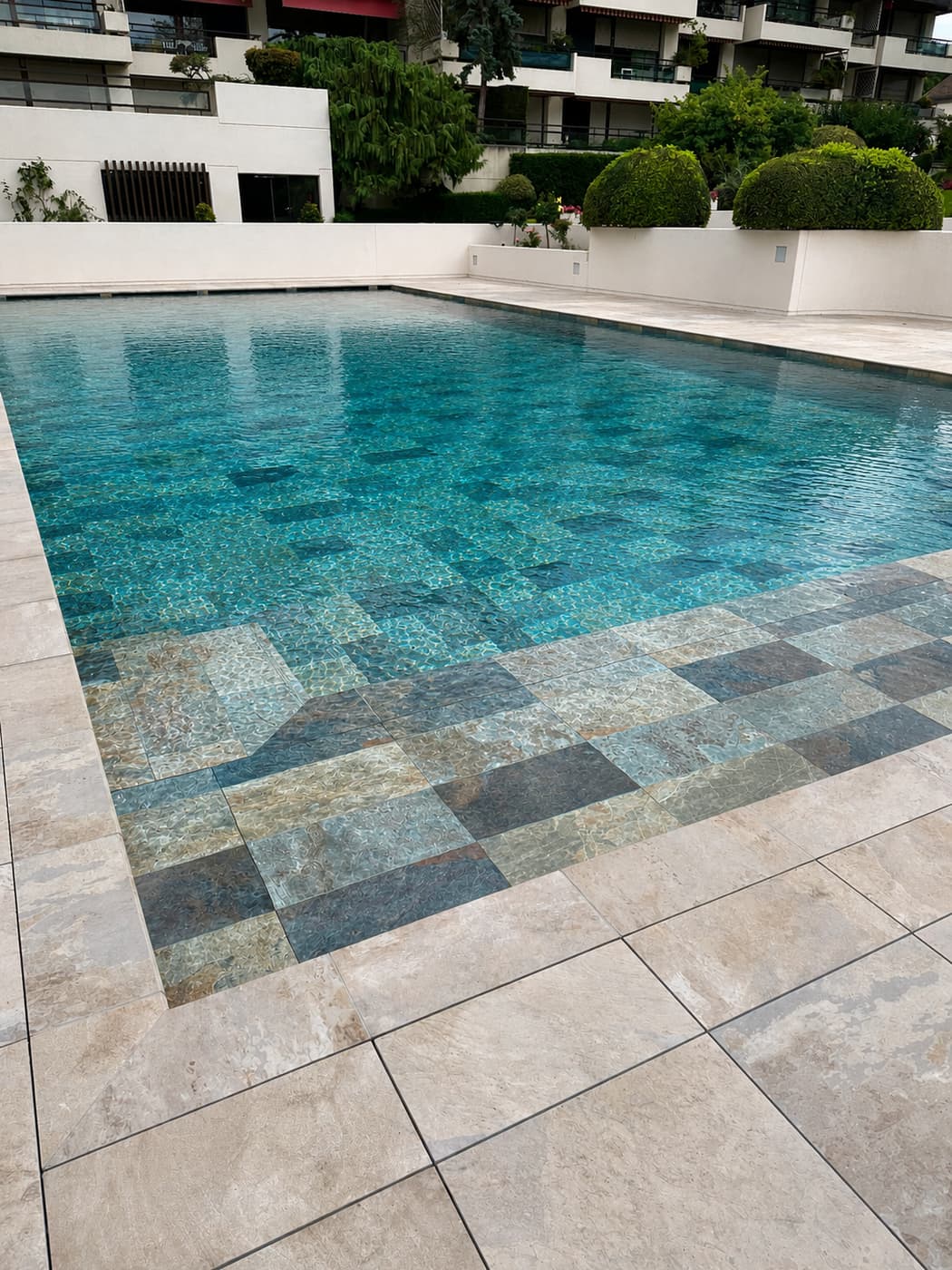 Piscine traditionnelle, mosaïque de verre irisée