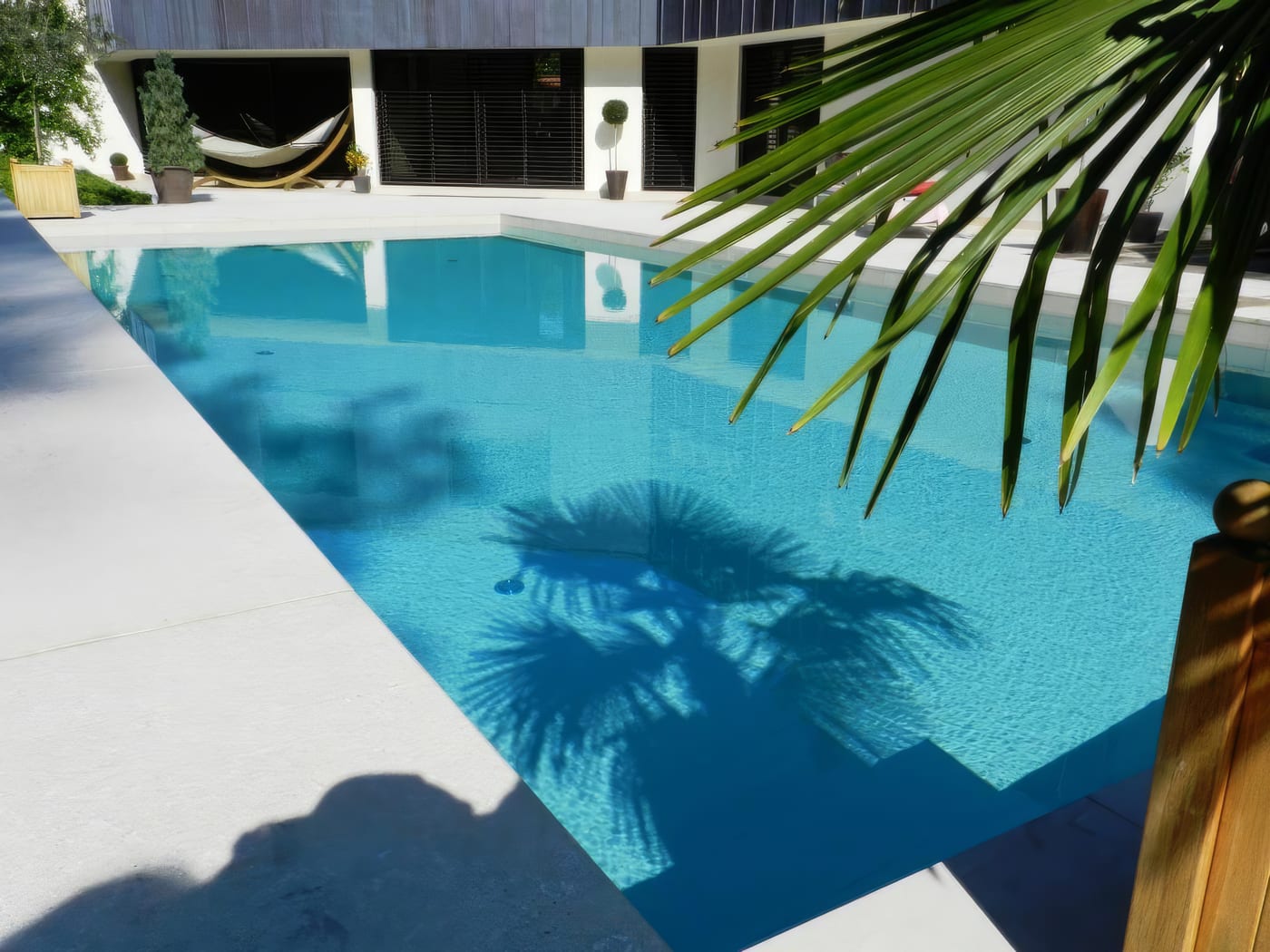 Piscine traditionnelle, pierre blanche et liner bleu