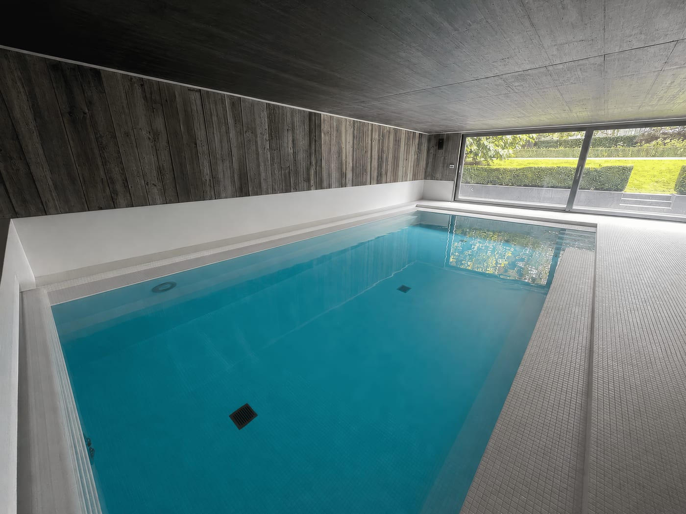 Piscine intérieur, mosaïque blanche et bois grisé