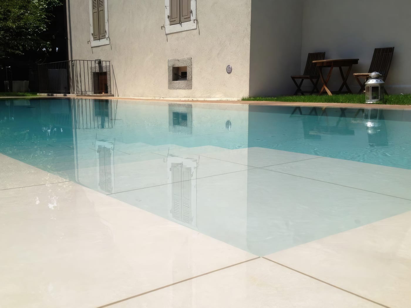 Piscine miroir, carrelage grand format beige