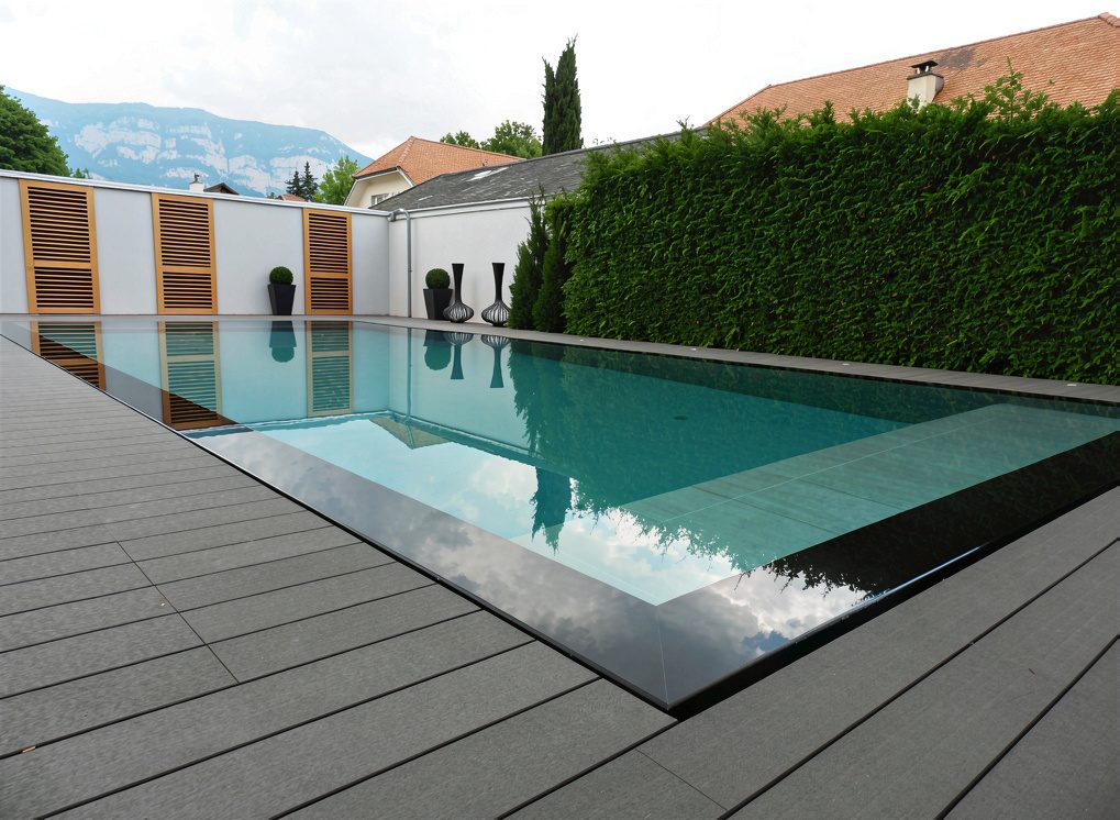 Piscine miroir, bordure noire et terrasse grise